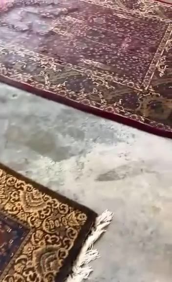 Les pièces lavées, encore sur le sol de lavage, avant le passage au séchoir.