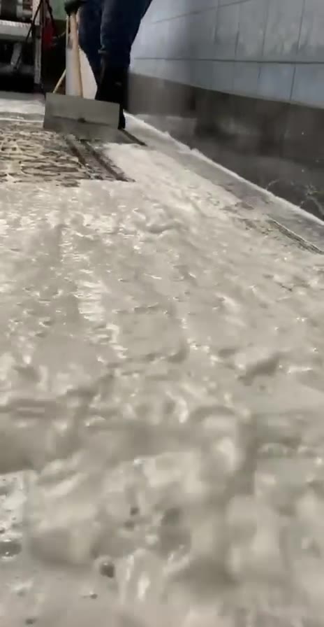 Le sol de lavage, entre deux pièces : l'eau est évacuée en continu.