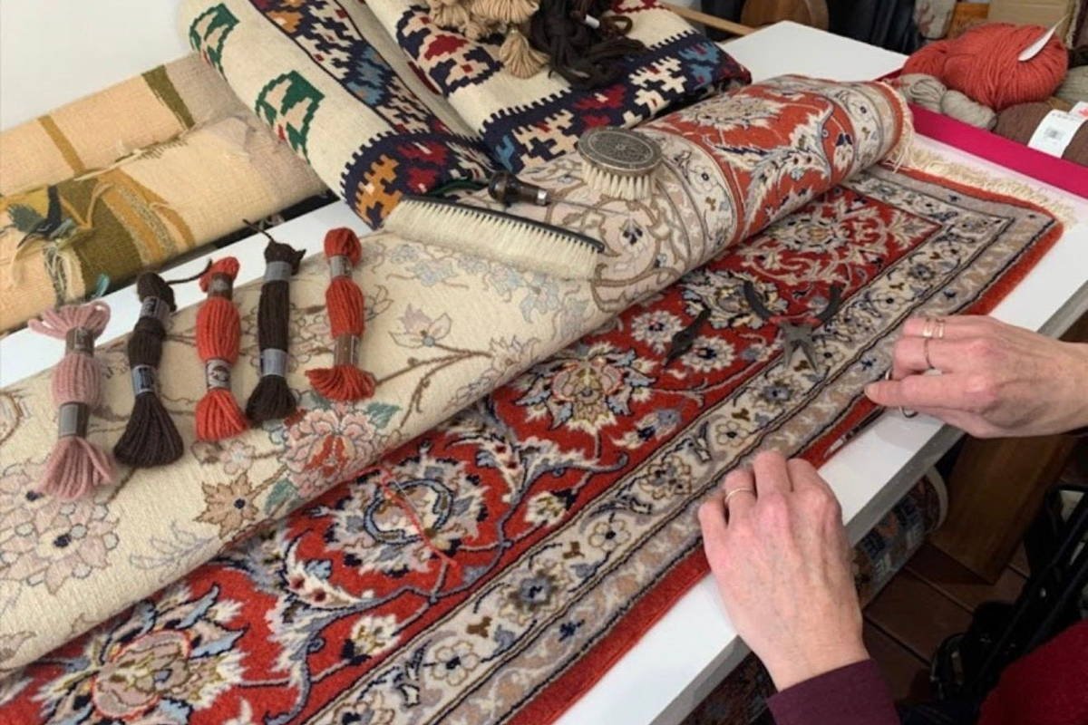 Des échantillons présentés contre le tapis : on retient celui qui disparaît.