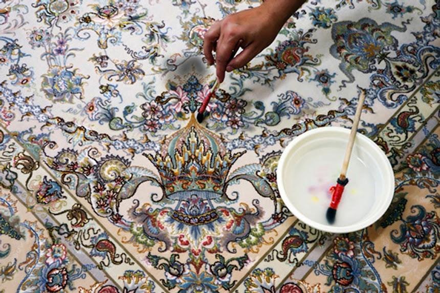 Retouche au pinceau, couleur par couleur, sur une zone décolorée.