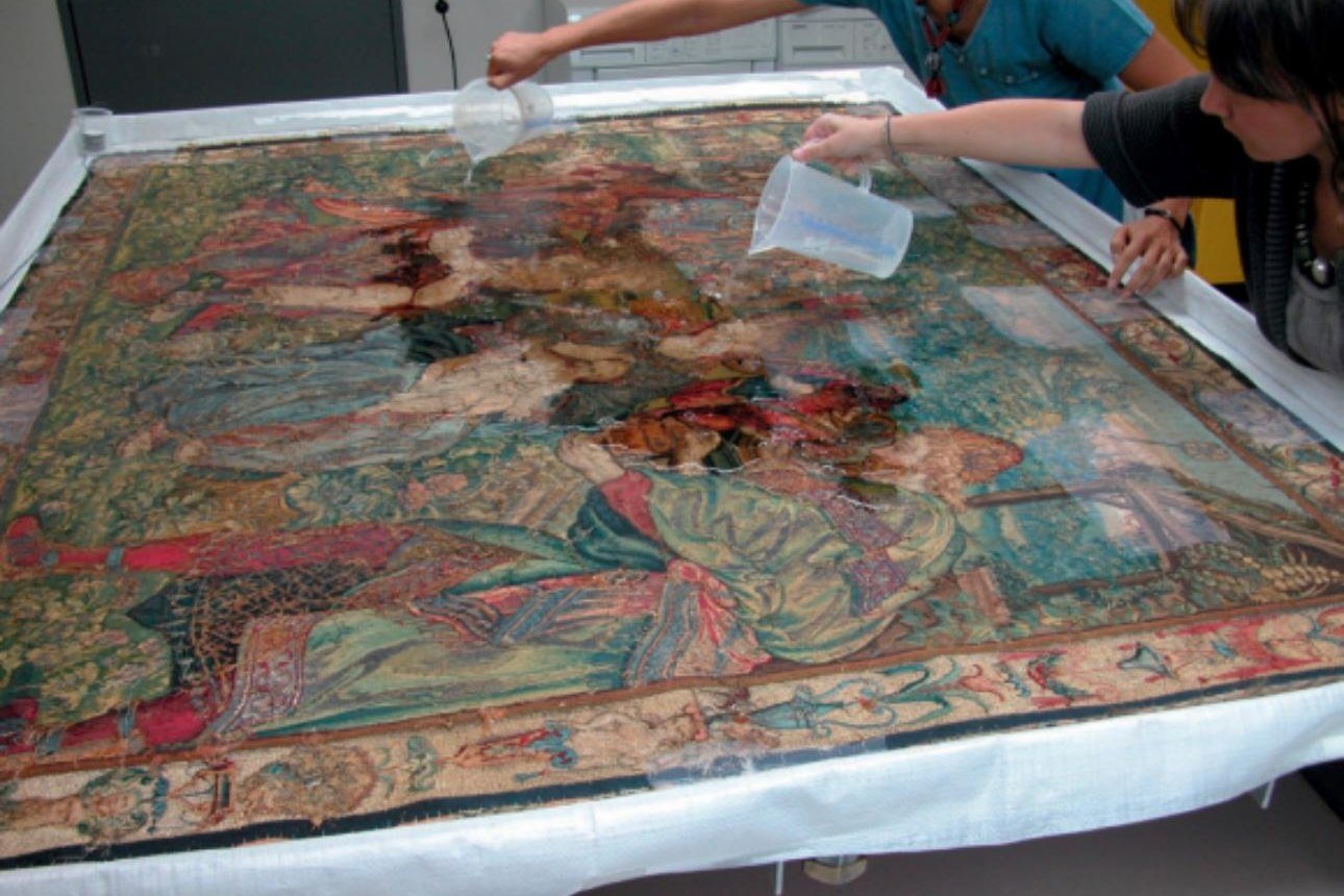 Nettoyage de tapisserie murale — L'Art de la Restauration